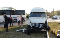 Hafif ticari araç ile tur aracı çarpıştı, 3’ü turist 4 kişi yaralandı