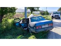 Elektrik direğine çarpan Tofaş hurdaya döndü: 2 yaralı