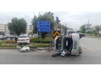 Devrilen araçtan yara almadan çıktılar