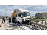 Bariyerleri aşarak ilerleyen kamyon üst geçitten uçmaya ramak kala durdu