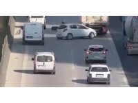Tırın kopan lastik kaplaması, zincirleme kazaya sebep oldu: O anlar kamerada