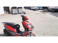 Elektrikli motosiklet ile otomobil çarpıştı: 2 yaralı