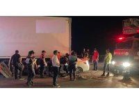 Otomobil, park halindeki tırın altına girdi: 2 ölü