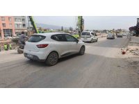 Otomobili oyuncak araba gibi önünde sürükledi, arkasına bakmadan gitti