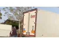 Gazipaşa’da sebze yüklü tır refüjdeki palmiye ağacına çarptı: 1 yaralı