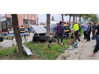 Kontrolden çıkan otomobil refüjdeki ağaca çarptı: 2 yaralı