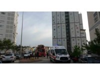 Çatıya çıkan kadını polisler ikna etti