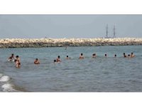 Mersin’de sıcaktan bunalan vatandaşlar denizde serinledi