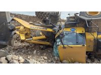 Devrilen iş makinasının sürücüsü yaralandı