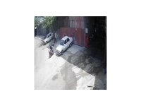 Kontrolden çıkan şarjlı bisiklet demir kapıya çarparak durdu