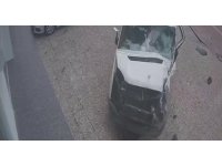 İki servis aracı çarpıştı, biri iş yerine daldı