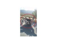 Motosikleti üzerine yatarak sürdü, yanındaki 2 kişinin de canını hiçe saydı