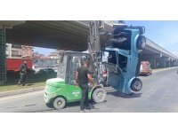 Turistler devrilen araçtan forklift yardımıyla çıkarıldı