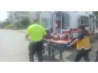 Kamyonete çarpmamak için motosikleti devirdi, kaskı hayatını kurtardı