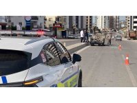 Otomobil refüje çarpıp, iki araca vurup ters döndü