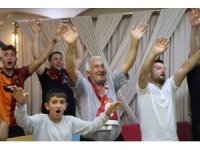 Torunlarıyla maçı izledi, takımının şampiyonluk coşkusunu yaşadı