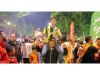 Araçlarına Fenerbahçe bayraklı tabut yerleştiren iki sürücüye ceza