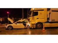 Tırla çarpışan otomobil demir yığınına döndü: 2 yaralı