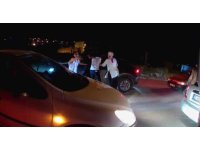 Sevinç kutlamaları esnasında kavgayı ayırmayı çalışan ’Yardım edin’ çağrısı kamerada