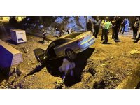 Navigasyon mağduru sürücünün kullandığı otomobil yıkımı yapılan bina arazisine uçtu