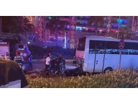Park halindeki midibüse çarpan motosikletteki 2 genç hayatını kaybetti