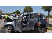 Antalya’da iş makinesi ile çarpışan otomobildeki sürücü ve eşi yaralandı