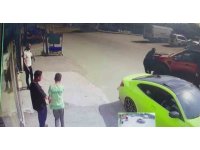 Adana’da şaka kazaya dönüştü: Kamyonetin çarpmasıyla ayağı kırıldı, telefonu bırakmadı