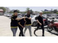 O anlar kamerada: Mezarlığa gelenlerin araçlarını soyan hırsız böyle yakalandı