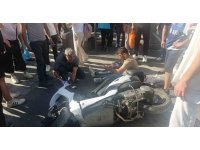 Yaya geçidinde motosikletler çarpıştı: 3 yaralı