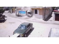 Çöp kamyonunun çarptığı evin yerle bir olduğu anlar kamerada