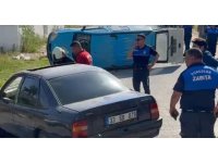 Motor ehliyetli otomobil sürücüsünün çarptığı zabıta aracı devrildi: 2 yaralı