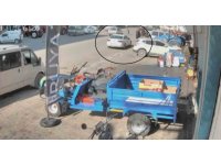 Koşarak yolun karşısına geçen çocuğa otomobil çarptı, o anlar kamerada