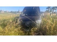 Yola fırlayan köpeğe çarpmamak için direksiyonu tarlaya kırdı: 2 Alman turist yaralı