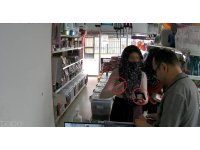 Saniye dolmadan paranın yerini değiştirdi: Sihirbazlara taş çıkartan dolandırıcılık yöntemi kamerada