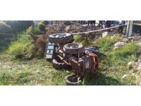 Devrilen traktörün altında kalan 11 yaşındaki çocuk öldü, 4 kişi yaralandı