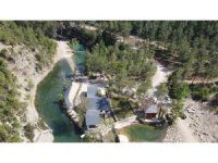 Adana sıcağından kaçan Yedigöze tabiat parkında serinliyor