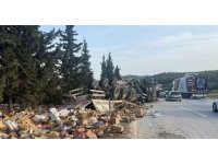 İki tır ve bir otomobilin karıştığı kazada otoyol savaş alanına döndü