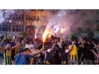 EuroLeague final maçını dev ekranda izleyen Burdurlular şampiyonluğu doyasıya kutladı