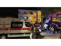 Adana’da kontrolden çıkan otomobil refüjde asılı kaldı: 5 yaralı