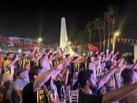 Fenerbahçe’nin şampiyonluğu meşaleler ve bayraklarla kutlandı