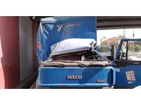 İşçi servisi, kargo kamyonuyla çarpıştı