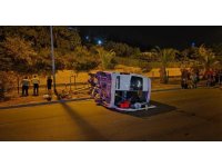 Alanya’da aydınlatma direğine çarpan minibüs devrildi