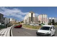 Hafif ticari araçla çarpışan otomobil takla attı sürücüsü yaralandı