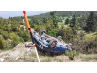 Gölhisar’da otomobil şarampole devrildi, 2 kişi hafif yaralandı