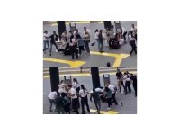 AVM önünde kadınlar tekme tokat kavga etti: O anlar kamerada