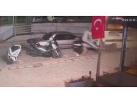 Sokakta tartıştığı kişilerin üzerine otomobil sürdü, gaza basıp kaçtı