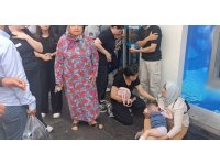 Manavgat’ta motosikletli kurye yaya geçidinde anne ve kızına çarptı: 3 yaralı