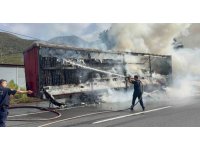 Peçete yüklü tır alev alev yandı