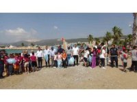 Dalgıçlar denizde , öğrenciler sahilde temizlik yaptı