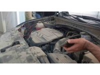 Aracın motoruna giren yavru kedi telefondan miyavlama sesi açılarak çıkartıldı